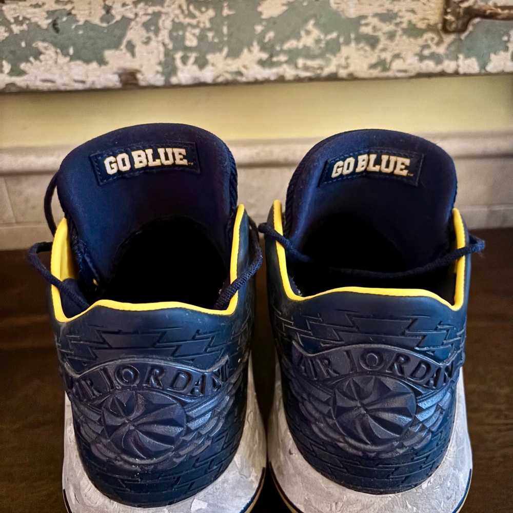 Like NEW! JORDAN 32 LOW 'MICHIGANWOLVERINES' - Picture 4 of 6